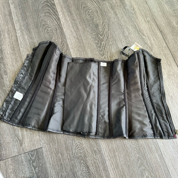 Spirit Halloween Vampire Costume. - Picture 6 of 16